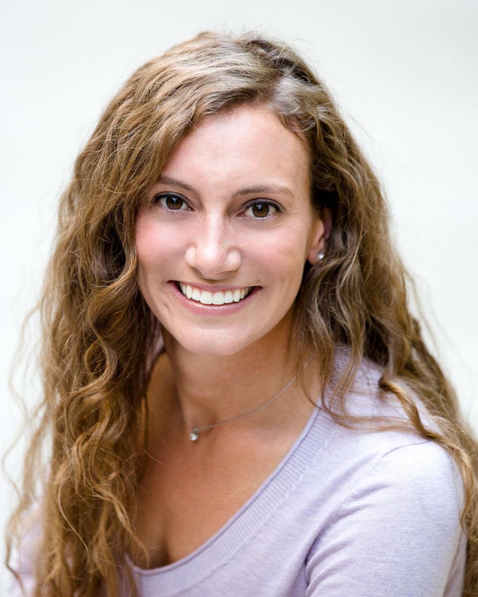 Amy Gardner Headshot